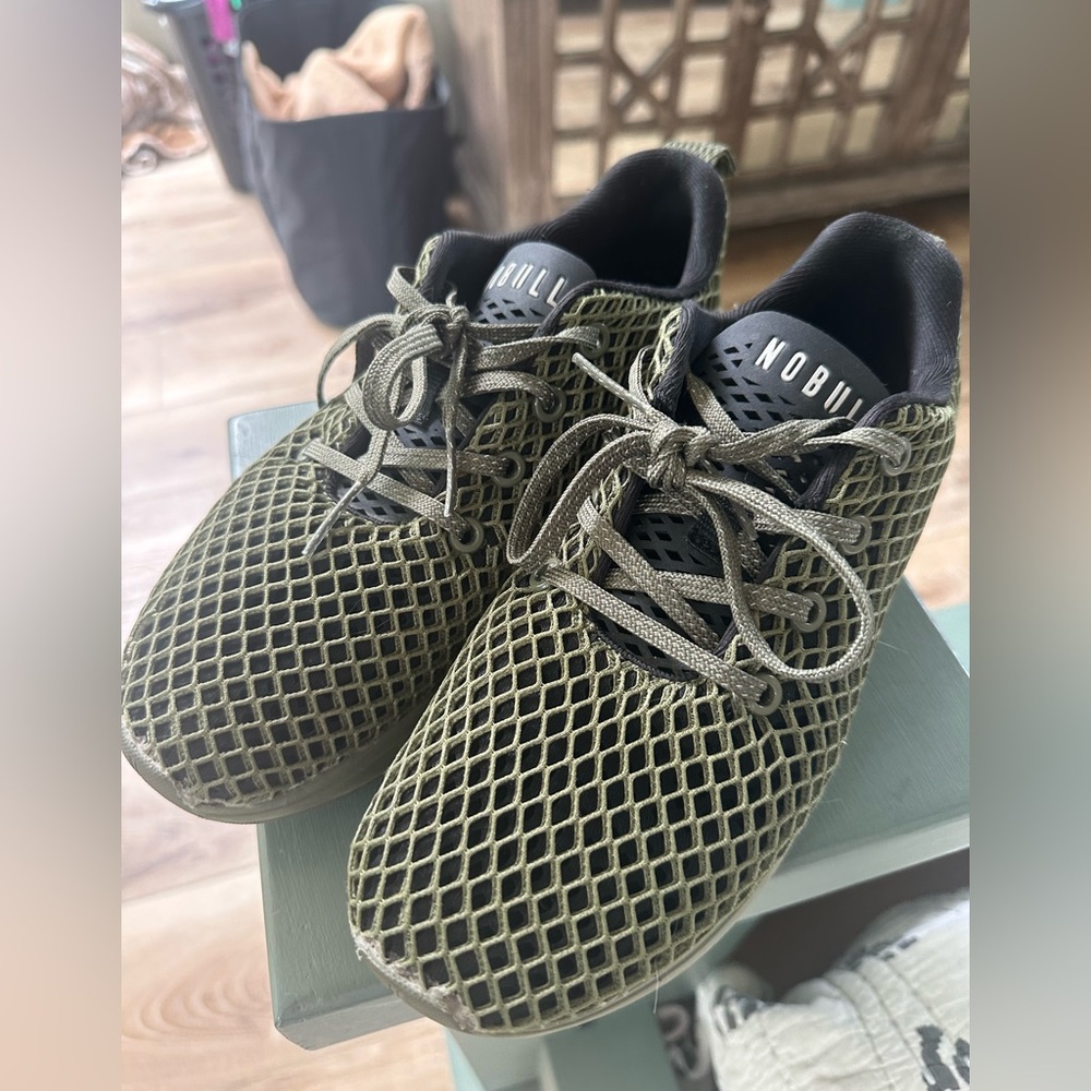 NOBULL Trainers in excellent condition army green color